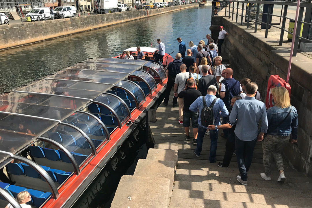 Grupp åker båttur i Köpenhamn på kanalerna.